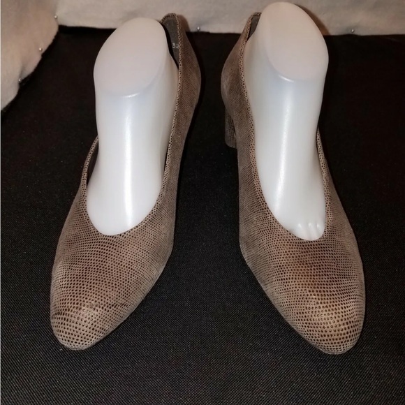 “DONATED” Stuart Weitzman, Brown Suede Reptile Embossed Slip-on Pumps, Sz 10M - Picture 10 of 13